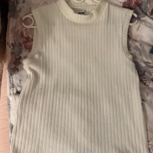 Vit ribbad ärmlös topp Bubbleroom - Säljer en stilren vit ribbad topp från Bubbleroom i storlek S