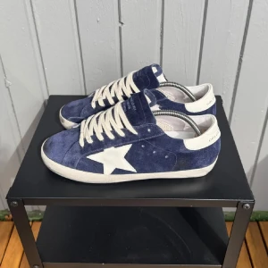 Blå mocka sneakers från Golden Goose - Säljer nu dessa populära golden goosen i den mest eftertraktade färgen som är perfekt nu inför sommaren och hösten | skick 8-10 | storlek - 43 | inget og medföljs | skriv vid frågor och funderingar !!