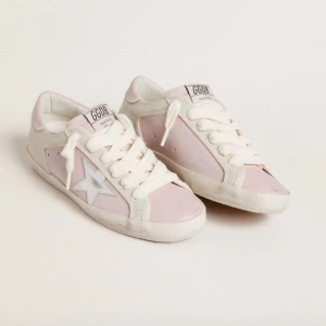 Golden goose limited edition - Sjukt snygga dam goldengoose i nyskick med rosa och silver. Helt oanvända. Kvitto både digitalt och fysiskt följer med. Samt låda, dustbags osv. Passar 37/38 nypris från butiken i paris där dom är köpta: 5799kr