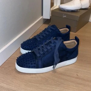 Christian Louboutin  - Saljer ett par feta Louboutin skor i storlek 41, kan även passa 42.  superbra kvalitet, helt nya.  Allt originellt följer med (dustbag,kvitto mm.)  Tveka inte pa att fråga om ni har några funderingar kring pris eller annat. ✅ Fraktar inom 24 timmar!📦