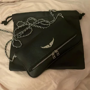 Zadig Voltaire väska  - Köpt från Vinted, har inte kommit till användning. Har Inge kvitto eller så på den bara dustbag som ingår i köpet. Äktighetsbevis finns på bilderna. Jag har inte kunnat sälja av väskan därav pris.