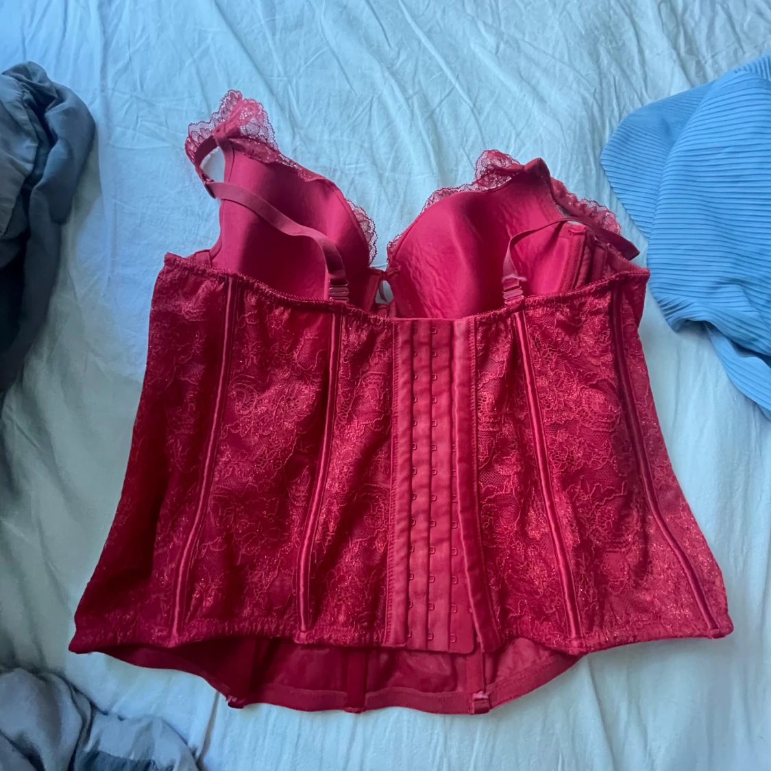 Röd spetskorsett med breda axelband - 1