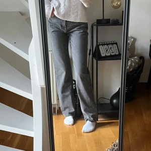 Grå 90s high waist jeans, storlek 34 - Säljer ett par gråa 90-talsinspirerade high waist jeans i tvättad grå nyans. Jeansen har raka ben och klassisk femficksdesign. Perfekta för dig som gillar en avslappnad men ändå stilren look. Nyskick, köpta för 599🤩
