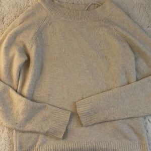Stickad tröja  - Säljer denna tröja från Vero Moda, den är lite nopprig men annars super fin! Säljer för 150 köpt för 299💞