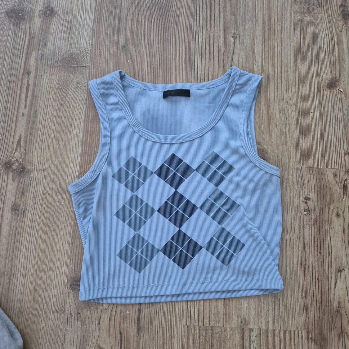 Ljusblå ribbad linnetopp med rutor