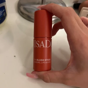Isadora Blush Stick - Blush stick av märket Isadora som jag endast provat på min hand en gång. Säljer eftersom jag fick den i present men den är inget för mig. 