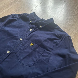 Lyle & scott skjorta  - En snygg skjorta i bra skick utan några som helst anmärkningar. Hör av er vid ytterligare frågor annars fritt fram att köpa!                              (Postar inom 24h)