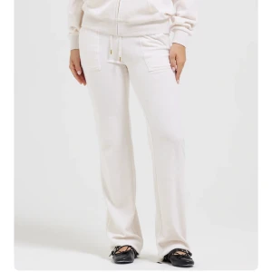 Juicy byxor vita - Säljer ett par vita juicy mjukisbyxor, skriv för egna bilder, kan skickas så snart som möjligt😇