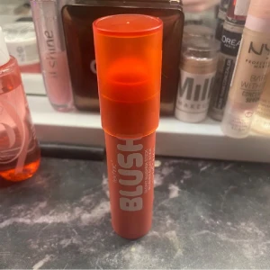Technic Glowy Blusher Stick - Krämrouge i stickformat från Technic i en snygg korallrosa nyans. Enkel att applicera direkt på kinderna för en fräsch och glowy look. Kommer i en smidig plastförpackning med orange lock, perfekt att ha med i väskan.