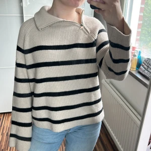 Randig beige stickad tröja med zip - Så cool detalj med dragkedjan!!
