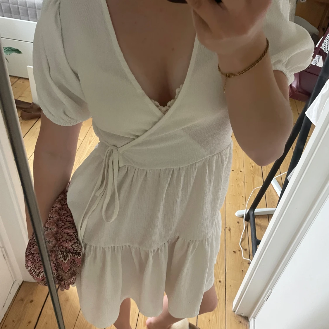 Vit omlottklänning med puffärm - 1