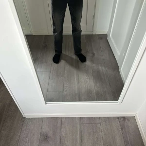 Svarta jeans från LAB Industries - Säljer ett par svarta jeans från LAB Industries med snyggt tvättad look och raka ben. Jeansen har klassisk femficksdesign och normal passform. Perfekta för dig som gillar en stilren och enkel vibe.