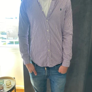 Ralph Lauren skjorta  - Riktigt snygg skotta från Ralph lauren i storlek S (slimfit), passar dig som är 175-182. Vid funderingar hör av dig via dm👑