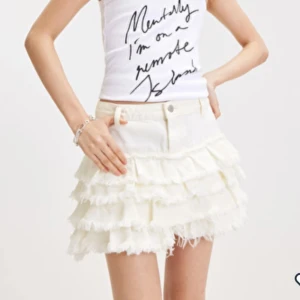 Vit jeanskjol från Monki - Supersöt vit kortkjol från monki, helt slutsåld på hemsidan, storlek 38💗