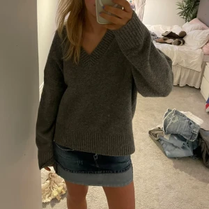 Grå stickad v-ringad tröja - Mysig grå stickad tröja med v-ringning, använd 2 gånger😇