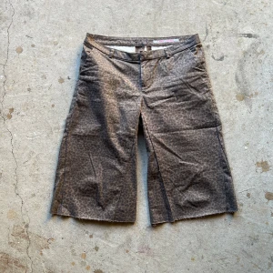 Flared leopard shorts - Flared shorts med leopard mönster.