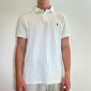 Vit Ralph Lauren pike  - Vit Ralph Lauren pike || storlek L Slim fit (passar mindre)|| Mitt pris 499kr || Modellen på bilden är 170cm och väger 62kg || Tveka inte på att höra av dig vid frågor eller funderingar 