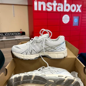 AsicsGel-Kayano 20 White / Pure Silver - Snygga vita Asics sneakers med silvriga detaljer och meshpaneler för extra andningsförmåga. Skorna har en chunky sula och klassisk snörning. Perfekta för dig som gillar sportig stil och vill ha bekväma skor till vardags. Jag har använt dem 2 gånger och säljer det för att jag inte får pengarna tillbaka då de är använda.