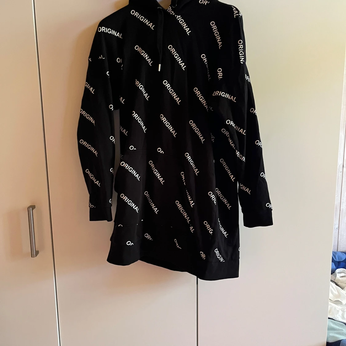 Svart hoodie med vit text och huva - 1