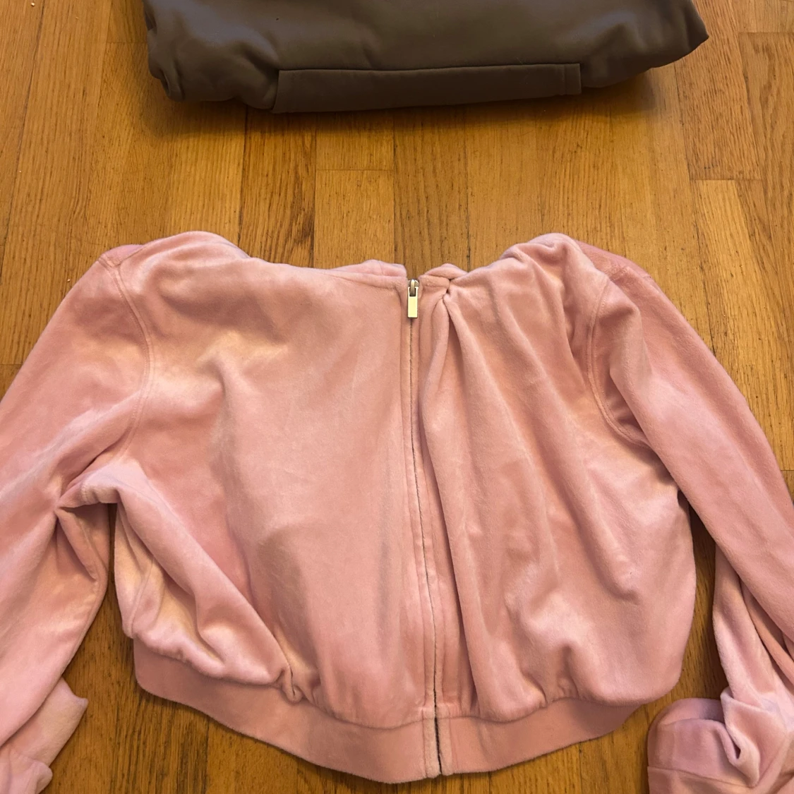 Rosa croppad velourjacka