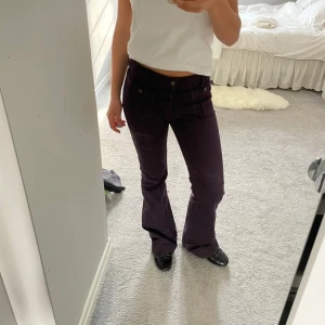 Vintage bootcut jeans - Skit coola mörklila vintage bootcut jeans, storlek S❤️‍🔥❤️‍🔥❤️‍🔥