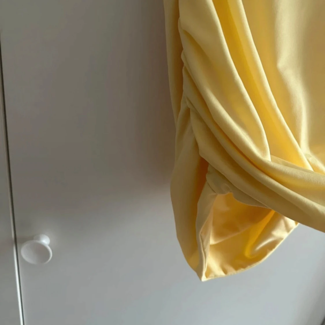 Gul kort klänning med drapering - 3