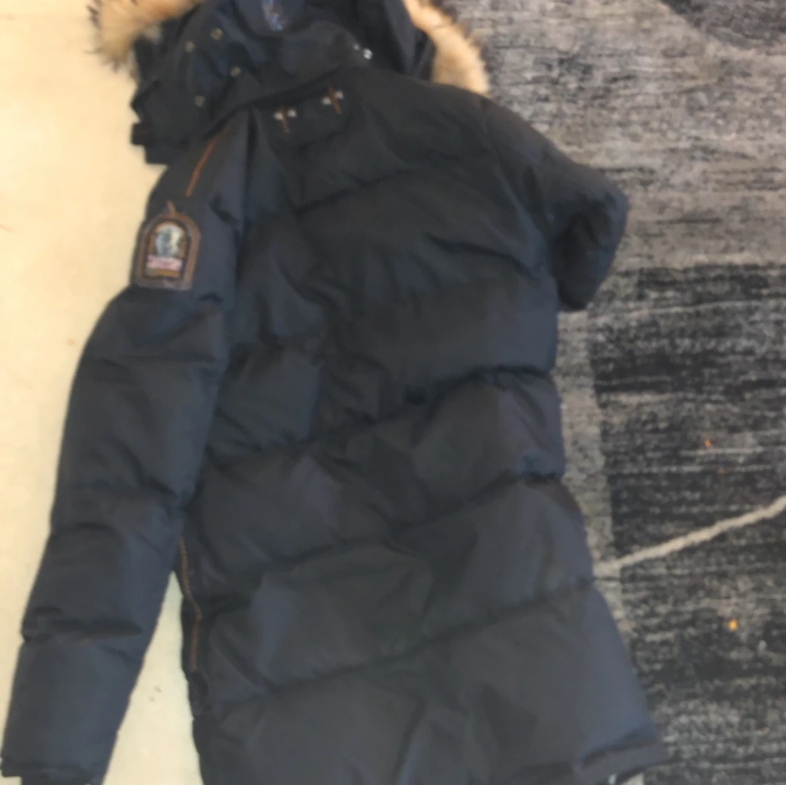 Svart Parajumpers dunjacka med fuskpäls - 2