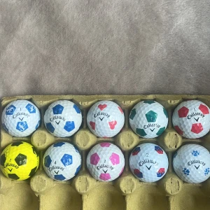 10 pack callaway golf fotbollar - Bilderna visar 10 golfbollar av märket Callaway i olika färger och mönster av fint skick.