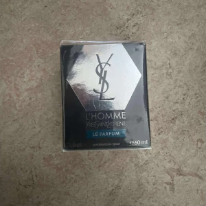 YSL L'Homme Le Parfum 60ml - YSL L'Homme Le Parfum är en elegant herrdoft i en lyxig svart och silverfärgad förpackning med hexagonformad design och tydlig YSL-logga. Flaskan rymmer 60 ml och är en vaporizator-spray. Perfekt för dig som gillar exklusiva och moderna dofter.