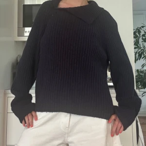 Stickad tröja från arket - Super fin stickad tröja från arket i bra skick! Den har en cool knapp detalj och krage, perfekt till mysiga sommarkvällar 💗