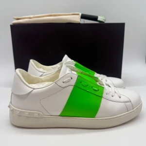 VALENTINO OPEN SNEAKERS - Valentino open sneakers - Skick: 9,5/10 - Tillbehör: Box, dustbag, extra snören - Storlek 42 sitter som 43 - Nypris ca 7700kr - Deluxecloset