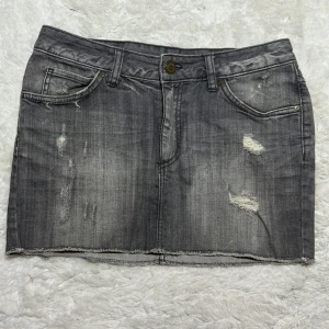 Lågmidjad jeanskjol med hål grå minikjol   - Grå lågmidjad jeanskjol. Äldre från h&m / divided. Storlek 36. Midjemått:39. Total längd fram:29. Köp sker via köp nu, jag postar inom 24h. Kvar tills markerad såld 