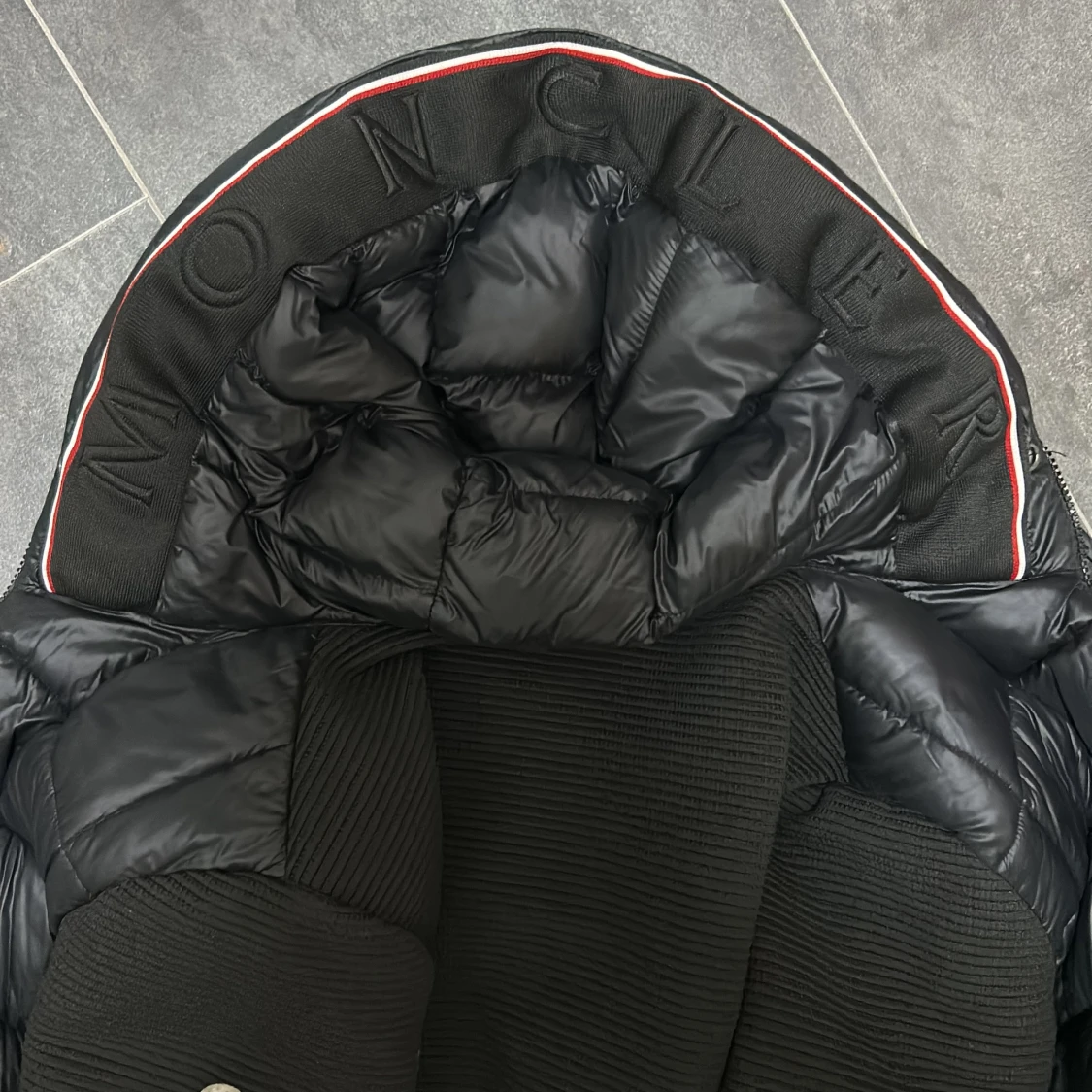 Svart Moncler pufferjacka med huva - 4