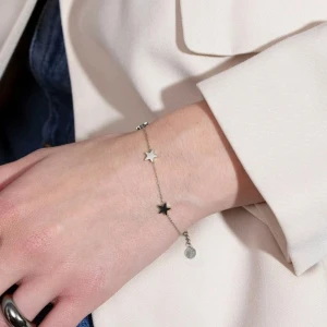 Edblad armband  - Ett super gulligt arband med stjärnor från Edblad. Säljer pågrund av att jag inte är en silver person, andvänt få tal gånger.💗(orgenal pris 399 kr) 