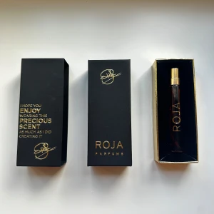 Roja Amber Aoud Parfum 7,5ml - Nu säljs en av de lyxigaste och exklusivaste parfymen på marknaden. Men låt oss vara ärliga, en hel 100ml flaska kostar över 9000kr 🤯 Därför finns FashionFynd och erbjuder dig ett mindre exemplar utav denna lyxiga parfym — 7,5ml ✅ Priset är 499kr styck fast vid köp av fler blir det rabatt 🤩Självklart är de äkta !! 