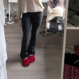 jeans från bikbok - Säljer mina favorit jeans från bikbok då som blivit försmå, formar sig jättebra och älskar dom. Har lite defekter men inget märkbart. 