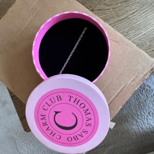 Helt nytt Silverarmband från Thomas Sabo - Säljer ett stilrent armband från Thomas Sabo Charm Club i äkta silver. Armbandet är helt nytt och ligger i sin original förpackning! Råkade beställa det i en lite för liten storlek, så det är helt oanvänt! Passar perfekt om man vill sätta på berlocker eller bara ha det som det är!