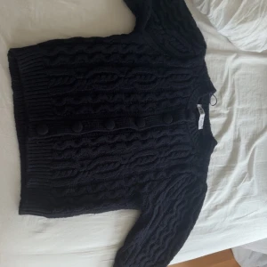 Svart stickad kofta från Zara - Säljer denna fina kortärmade koftan i stickad! Tyvärr fel storlek i nyskick