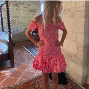 Rosa klänning h&m - Säljer en rosa klänning från h&m, den är perfekt nu till sommaren och har en jättefin passform med en liten puff kjol nedantill 🩷🩷🩷