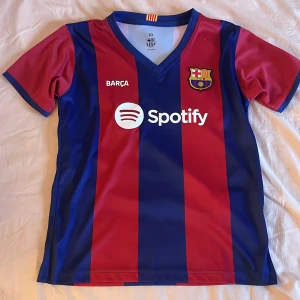 FC Barcelona matchtröja nr 10 - Säljer en officiell FC Barcelona fotbollströja med nummer 10. Den är köpt i Barcelona november 2024 och inte använd en ända gång. Tveka inte över frågor och prisförslag💓 