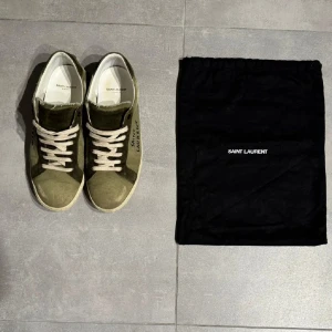 Saint Laurent skor - Tja, kör nu en intressekoll på mina as feta saint Laurent skor. Priset är ej hugget i stenen och byten är intressant! Väldigt sällsynt modell som inte tillverkas längre och ovanligt bra skick. 8,5/10 skick utan några märkvärdiga defekter, storlek 43,5. Skriv vid minsta lilla fundering!