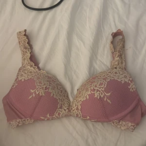 Rosa bh från intimissimi - Säljer denna rosa intimissmi bh då den är för liten, den är använd en del och tycker själv den är super snygg💕