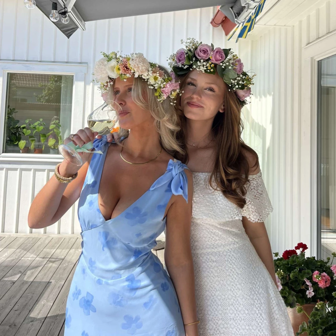 Blå blommig omlottklänning med knyt