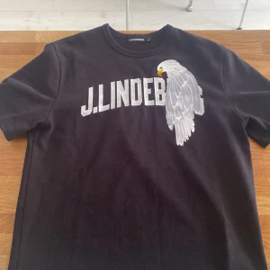 J.lindeberg t shirt - Lindeberg t shirt. Bra skick, inga defekter eller liknande. Nypris ligger på 1699kr. Storleken är S men passar mer M. Kontakta gärna för mer frågor.