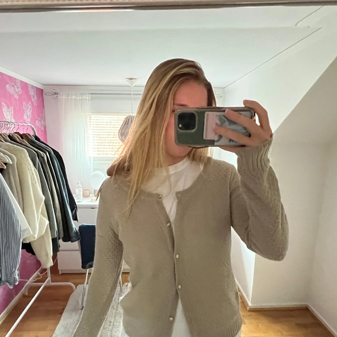 Beige stickad kofta med knappar - 1