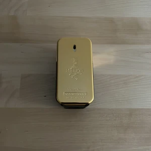 Paco Rabanne 1 Million 50ml EdT - Säljer en 1 Million Eau de Toilette från Paco Rabanne, 50 ml. Flaskan har en lyxig guldig framsida med präglad logga och svart baksida. Designen är rektangulär och flaskan är tillverkad i metall och glas. En ikonisk doft med exklusiv känsla. 