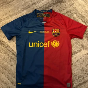 Barcelona 2009 matchtröja  - I bra skick med inga hål eller fläckar. Inga problem alls med den. Skin fit 