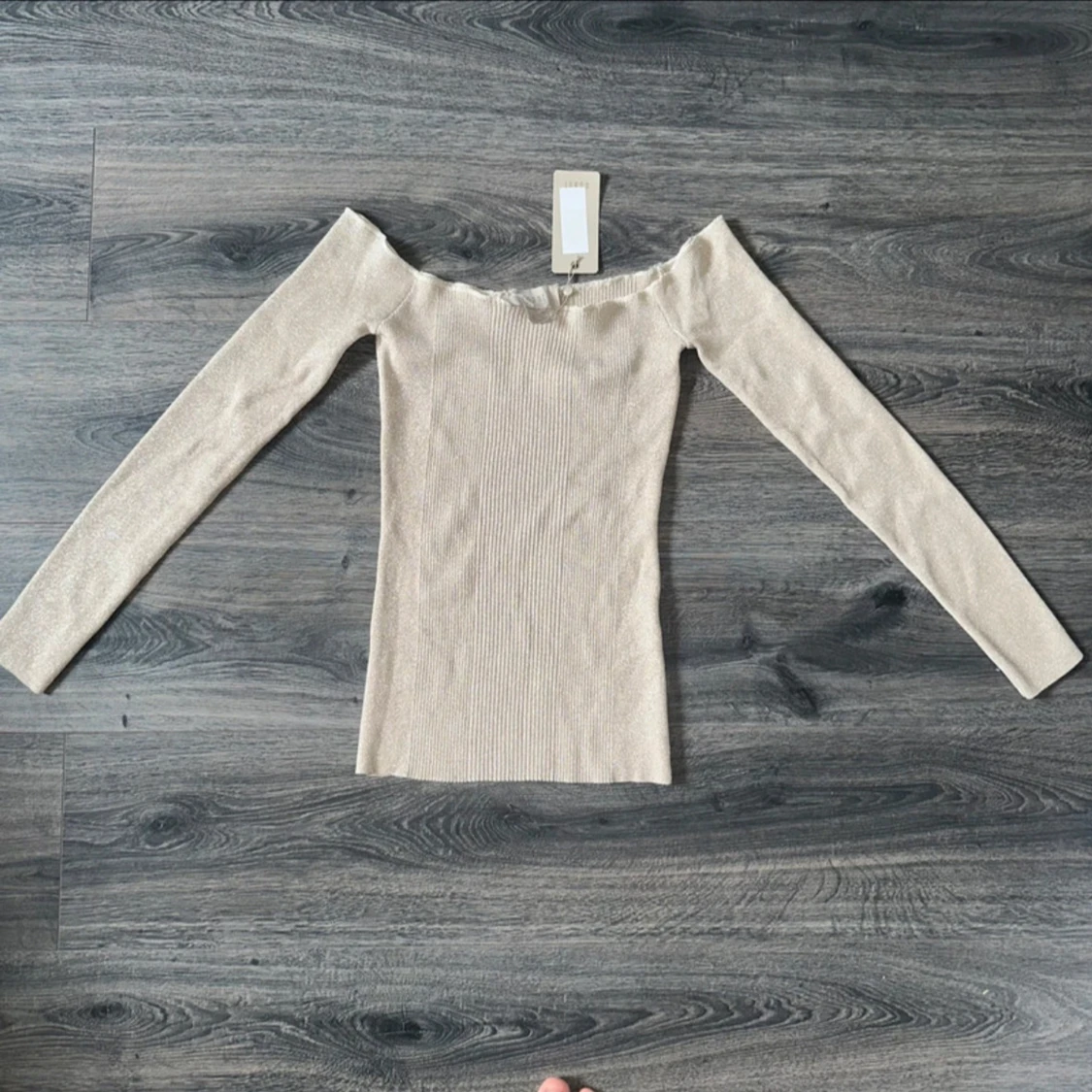 Glittrig offshoulder topp från Coast - 1