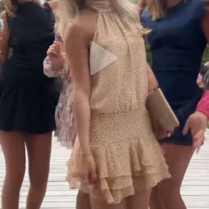 Klänning  - Säljer denna supersöt helt slutsålda klänningen från zara. Den är helt ny med prislappen kvar!💓