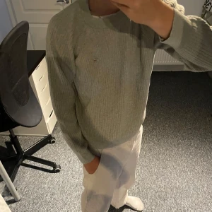 Stickad tröja från Gant - Stil ren stickad tröja från Gant. Modellen är 162 så den passar bra till alla då den är lite åt de stretchiga hållet 